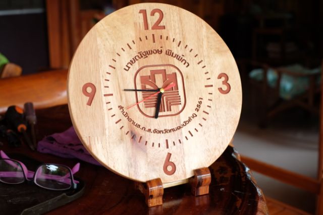นาฬิกาไม้ตั้งโต๊ะ-ใช้ไม้แท้-100-แกะสลัก-logo-และข้อความที่คุณต้องการ