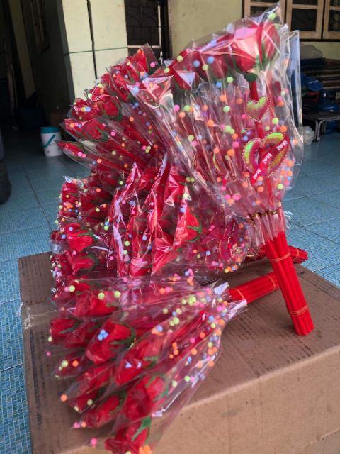 ภาพสินค้าดอกกุหลาบปลอม กุหลาบแดง ราคาต่อดอก12ดอกราคาส่ง จากร้าน wirojanaphet บน Shopee ภาพที่ 5