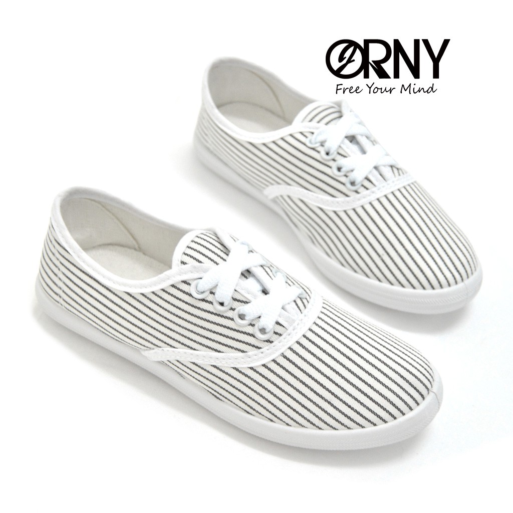 ภาพหน้าปกสินค้าใส่สวย เท้าเรียว ️ OY850 ORNY(ออร์นี่)  รองเท้าผ้าใบแบบผูกเชือก ลายทาง ส้นแบน