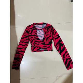 เสื้อครอป แขนยาว โชว์หน้าอก