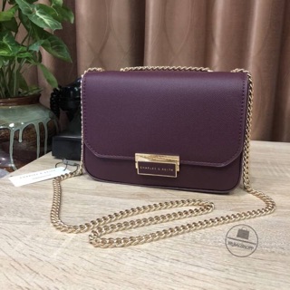 CHARLES &amp; KEITH PUSH-LOCK CHAIN SLING BAG (outlet) สีม่วงเปลือกมังคุด