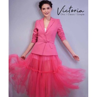 VICTORIA zab : เซ็ตเสื้อสูทแขนยาวสีชมพู มาคูากับกระโปรงตาข่ายฟูตัวนาว พร้อมเข็มขัดเข้าเซ็ต