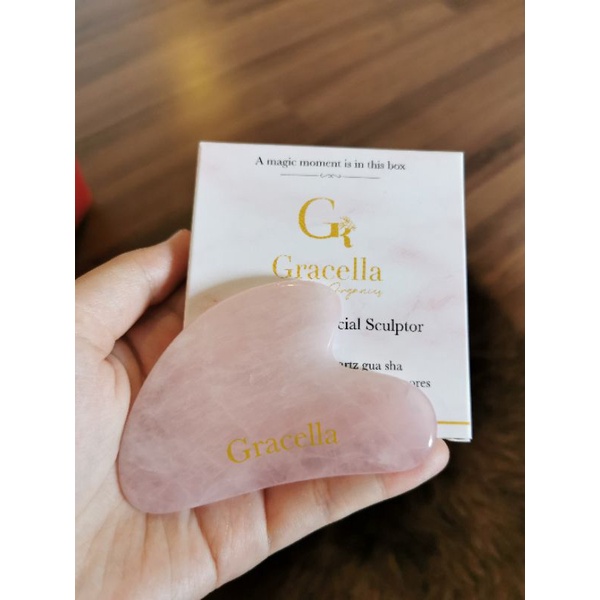 ภาพสินค้าSet 4 ชิ้น Gracella organics face oil 30ml+กัวซาโรสควอทซพรีเมี่ยม 1+ โรลเลอร์หยก+ ซองกำมะหยี่ 1 รวม 4 ชิ้น จากร้าน gracella_organics บน Shopee ภาพที่ 4