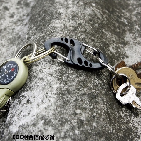 ภาพหน้าปกสินค้าพวงกุญแจหัวเข็มขัดคู่ Carabiner สีดําขนาดเล็ก จากร้าน kuike046.th บน Shopee