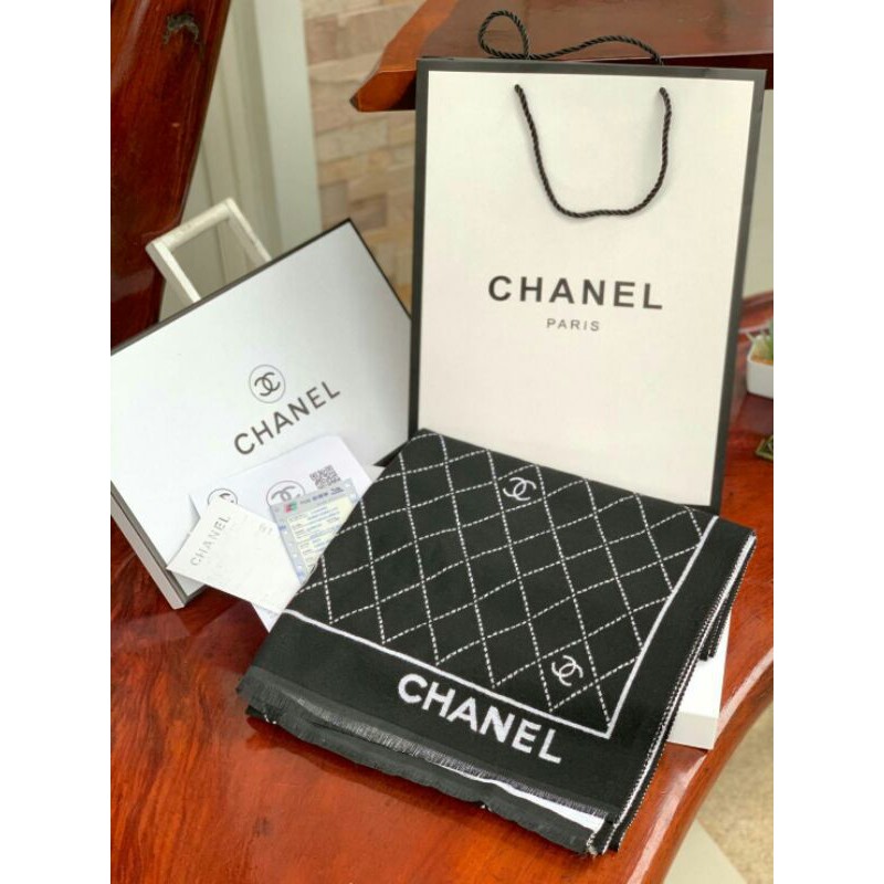 chanel-scarves-for-woman-s-accessories-พลาดไม่ได้กับของขวัญสำหรับเทศกาลดีๆที่กำลังจะมาถึง