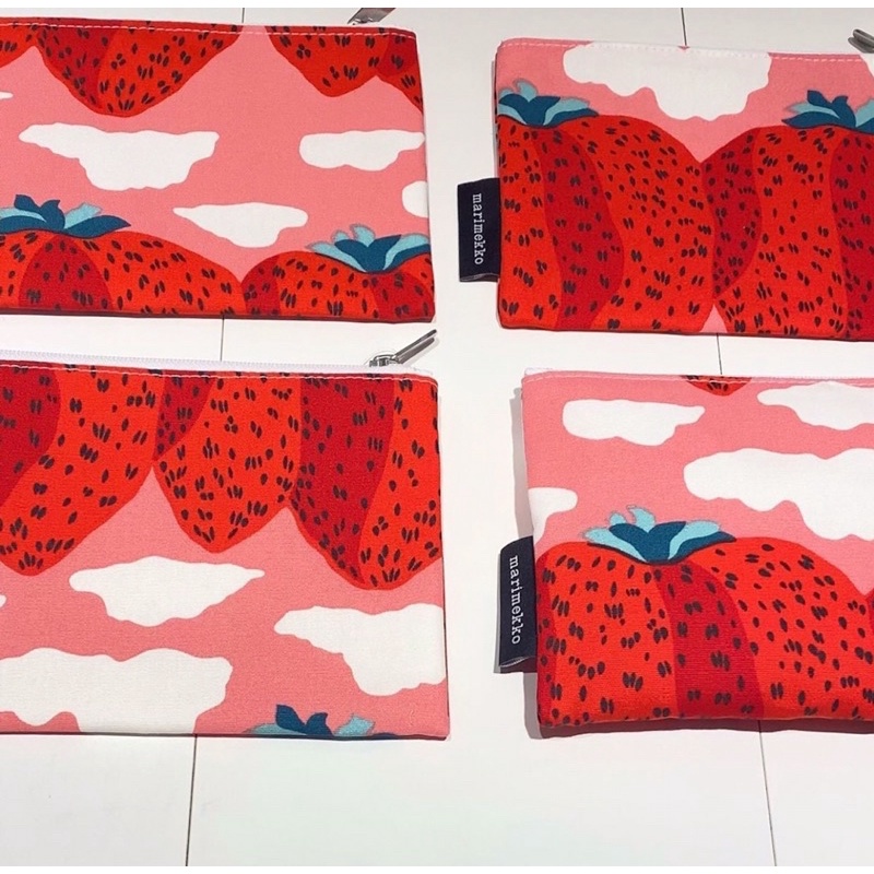 กระเป๋าเครื่องสำอาง-marimekko-ลายภูเขาสตรอเบอรี่-พร้อมส่ง