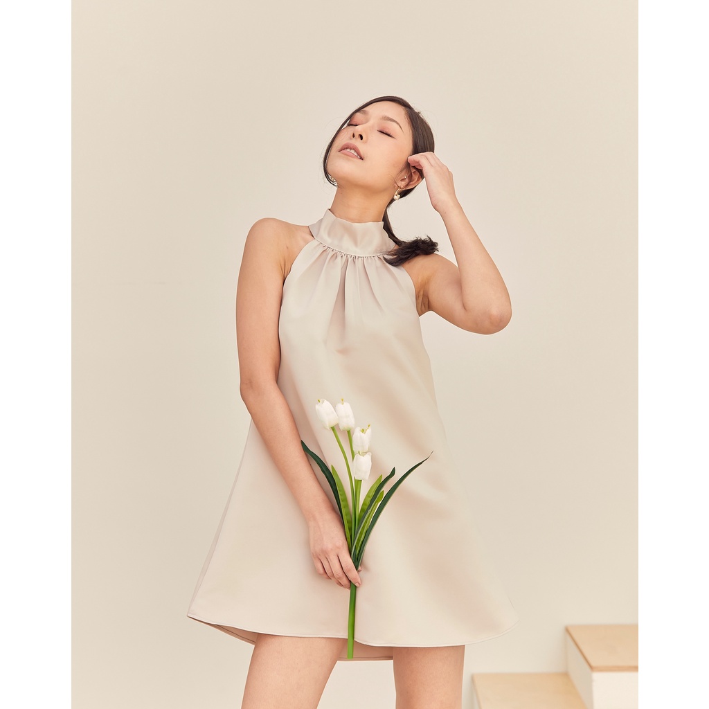 blomma-camellia-dress-light-gold-ชุดเดรสสั้นแขนเว้า-ผ้าพรีเมียมซาติน-คอผูกด้านหลัง-สีทองเบจ