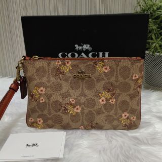 กระเป๋าคล้องมือ Coach 67070