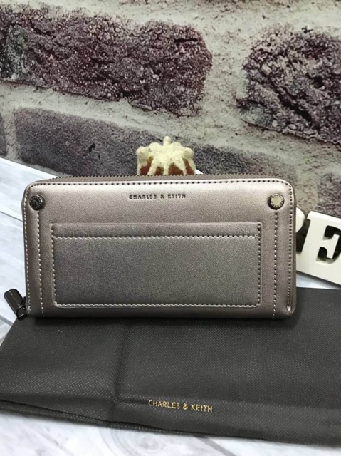 charles-amp-keith-studded-front-pocket-wallet-ของแท้-ราคาถูก