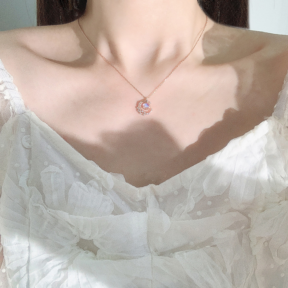 ภาพหน้าปกสินค้าwoman fashion small fresh Diamond-studded moon pendant necklace fairy clavicle chain jewelry จากร้าน xijing.th บน Shopee