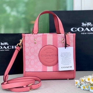 (ผ่อน0%) กระเป๋าสะพายข้าง Coach Dempsey Tote 22 In Signature Jacquard With Stripe And Coach Patch ลายซี สีชมพู