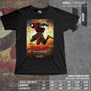 สไปเดอร์แมนเข้าไปในเสื้อโปสเตอร์ภาพยนตร์ SPIDERVERSE คอกลมโดยพระเอก| ความคิด UQP