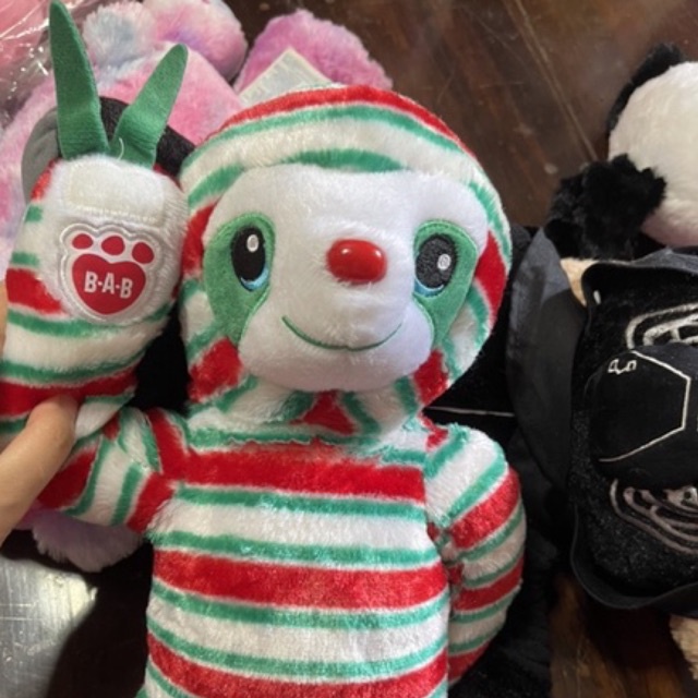 ตุ๊กตาสล็อธ-บิ้วอะแบร์-รุ่นคริสมาส-build-a-bear-สินค้ามือสองคุณภาพสูงนำเข้าจากอเมริกา