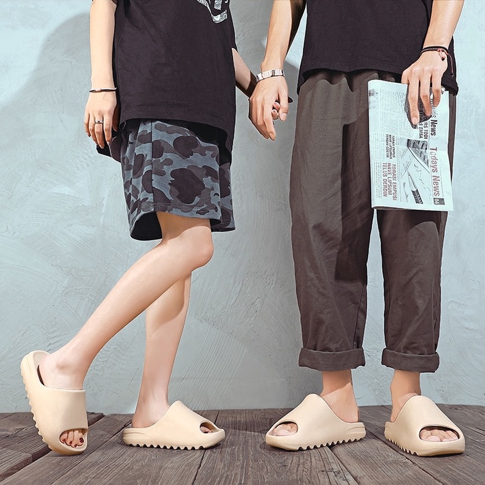ภาพสินค้าฤดูร้อนใหม่ Yeezy รองเท้าแตะแบบสวม รองเท้าลำลอง สำหรับผู้ชายและผู้หญิง จากร้าน wallmart88.th บน Shopee ภาพที่ 8