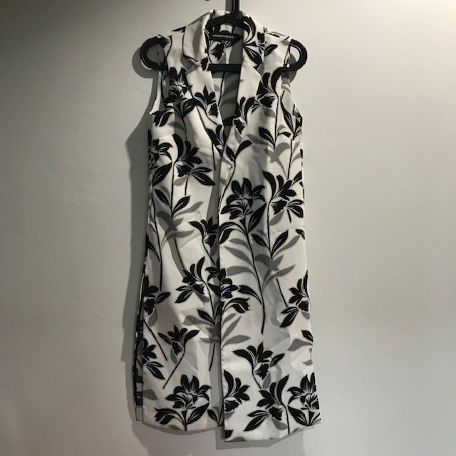 เสื้อคลุมตัวยาว-เเขนกุด-size-uk8-ของใหม่-warehouse-floral-longline-waistcoat