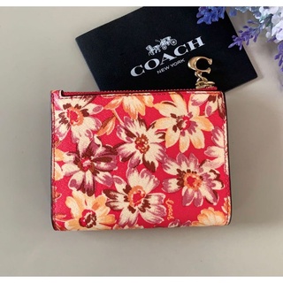 🎀 (สด-ผ่อน) กระเป๋าใส่บัตร แบบบาง สีชมพูลายดอก ใส่แบงค์ได้ COACH 3595 SNAP CARD CASE WITH VINTAGE DAISY SCRIPT PRINT