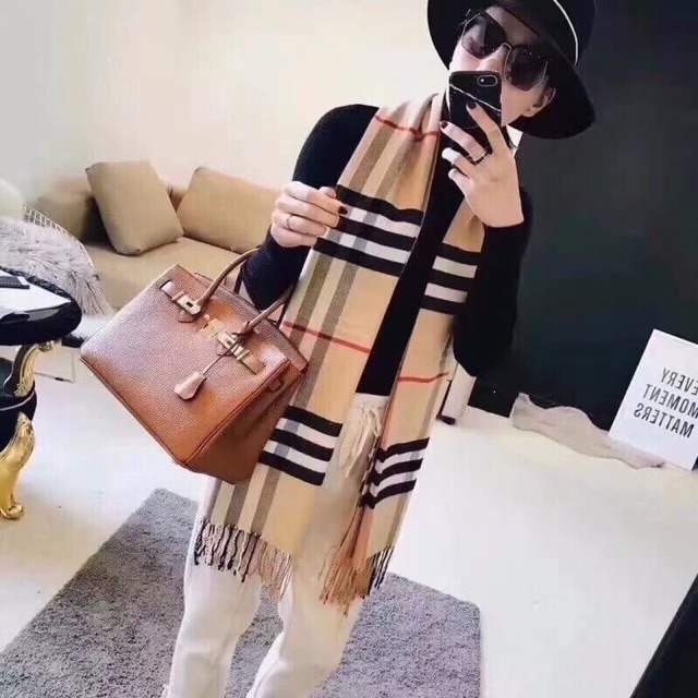 ภาพหน้าปกสินค้าผ้าพันคอBurberry scarf จากร้าน bigdouble บน Shopee