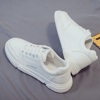 ภาพขนาดย่อของภาพหน้าปกสินค้ารองเท้าผ้าใบ ชาย รองเท้าสีขาวเพิ่มความสูงแบบใหม่ จากร้าน kmandarinbk บน Shopee
