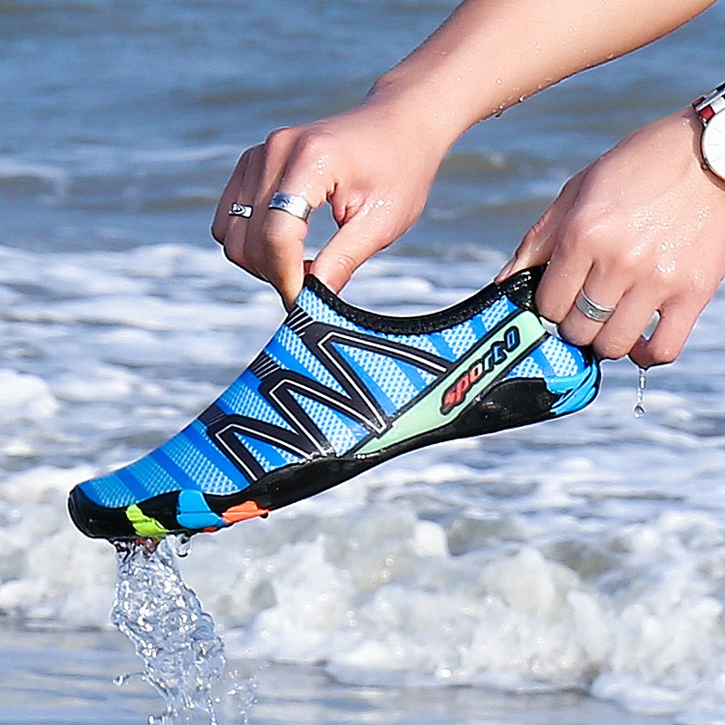 ภาพหน้าปกสินค้าSize 35-46 รองเท้าผ้าใบชาย/หญิง สำหรับใส่ว่ายน้ำ โยคะ ดำน้ำ แห้งเร็ว