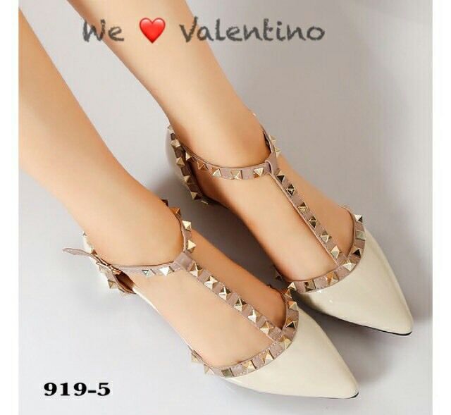 เช็คสินค้าก่อนสั่ง-รองเท้าส้นเตี้ย-หนังแก้ว-ตอกหมุด-สไตล์-valentino