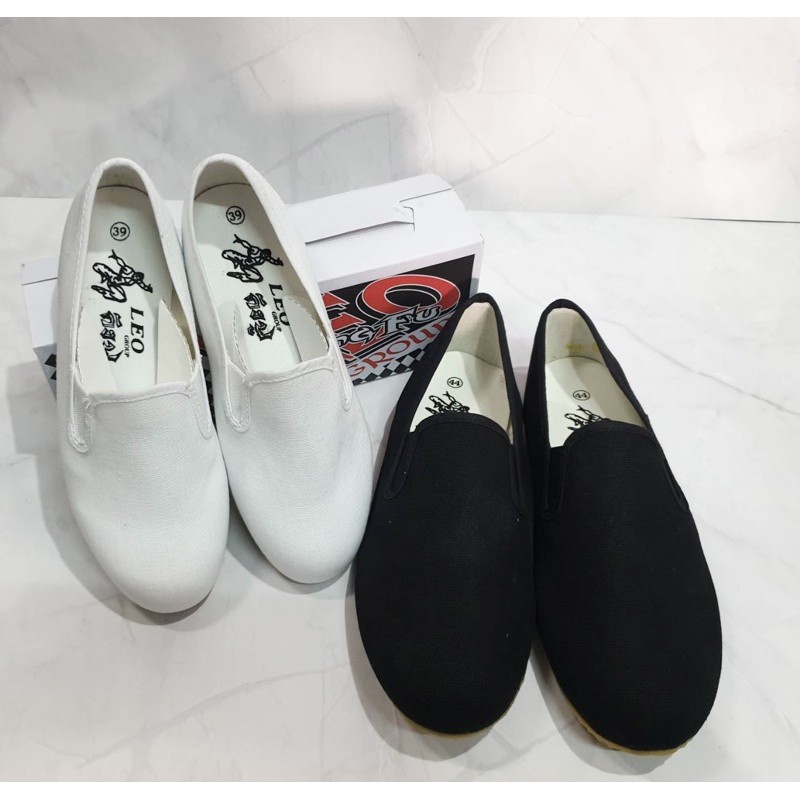 รูปภาพสินค้าแรกของรองเท้ากังฟู แบบสวม Leo Group128 สีขาว, ดำ เบอร์ 37-45