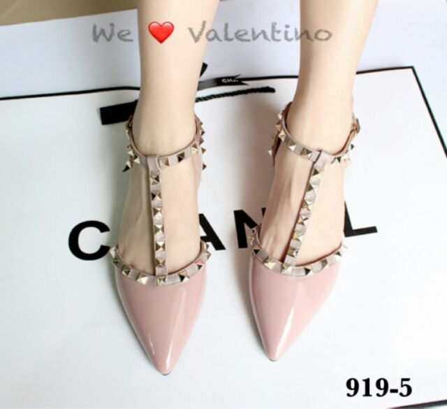 เช็คสินค้าก่อนสั่ง-รองเท้าส้นเตี้ย-หนังแก้ว-ตอกหมุด-สไตล์-valentino