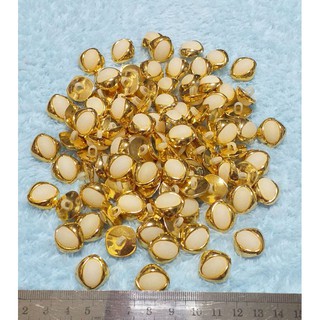 ภาพหน้าปกสินค้า(#079) กระดุมพลาสติกสีทอง สอยล่าง ด้านในแต่งคล้ายมุก ขนาด 1.8 cm ราคา 5 เม็ด 8 บาท ที่เกี่ยวข้อง