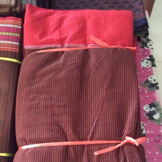 ภาพหน้าปกสินค้าผ้าถุง ผ้าซิ่นตีนแดง ลายตั้งสีพื้น ลายเล็ก ราคาจิ๊บๆ ที่เกี่ยวข้อง