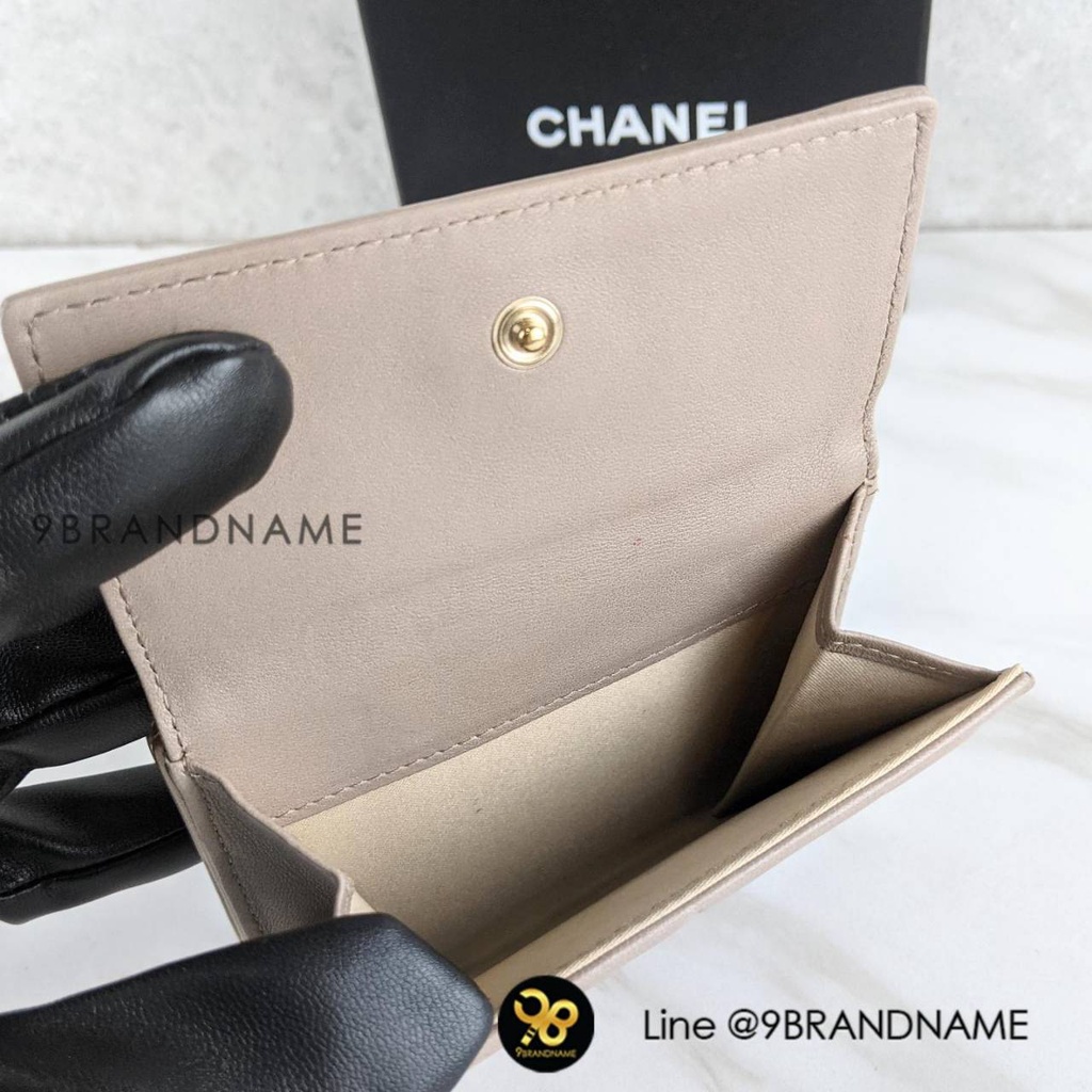 c-hanelกระเป๋าตังค์แท้100-camellia-embossed-short-wallet-ก่อนกดสั่งรบกวนทักมาเช็คสต๊อคก่อนนะคะ