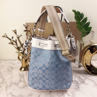 COACH FIELD BUCKET BAG IN SIGNATURE CHAMBRAY