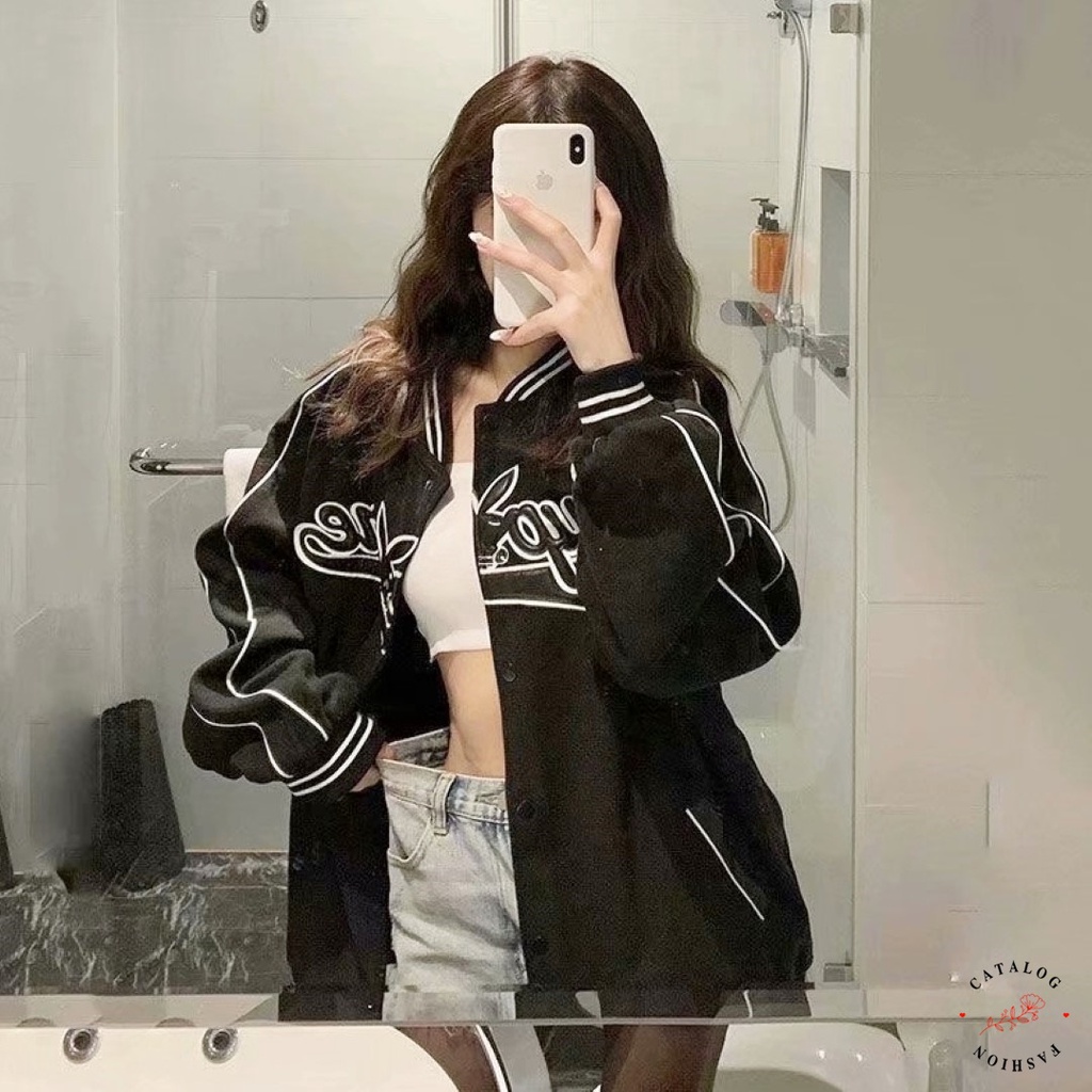 ft-อินเทรนด์-เสื้อแจ็คเก็ตสีดำแต่งแถบขาว-อกปักลายตัวหนังสืออาร์ตๆ