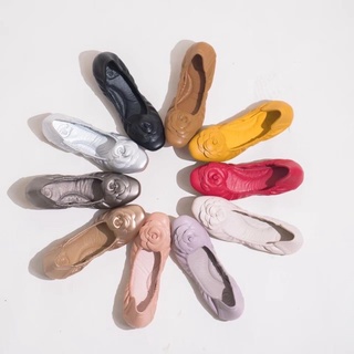 ภาพขนาดย่อของภาพหน้าปกสินค้ารองเท้าบัลเล่ต์ รองเท้าคัชชูส้นแบนหน้าดอกคามิเลีย รุ่น FLORA จากร้าน momo_shoes บน Shopee