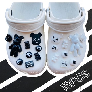 สินค้า 【🌈Ooyoudo】จี้กระดุม รูปหมี KAWS crocs jibz อุปกรณ์เสริม สําหรับตกแต่งรองเท้า จํานวน 18 ชิ้น#ชุดขาวดํา【รองเท้าแตะผู้หญิง jibbitz อุปกรณ์เสริม】