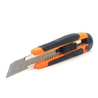 มีดคัตเตอร์ใหญ่ ด้ามพลาสติกแบบแข็ง 18มม. CUTTER KNIFE สีส้ม การใช้งานทนทาน ปลายด้ามมีดเป็นพลาสติกแข็ง มีที่หักใบมีด