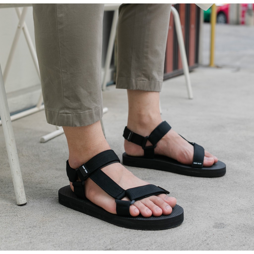 ภาพหน้าปกสินค้ารองเท้าแตะรัดส้น ใส่ได้ทั้งผู้ชาย ผู้หญิง สไตล์เกาหลี ญี่ปุ่น รองเท้าแตะแฟชั่น (SW01) จากร้าน shoesyourwayshop บน Shopee