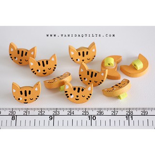 กระดุมไม้ กระดุมตกแต่ง Handmade DIY พิมพ์ลาย รูปแมวสีส้ม แป้นเย็บด้านหลัง ขนาด 20 x 15 มม. แพคละ 10 ชิ้น (รหัส bao0021)