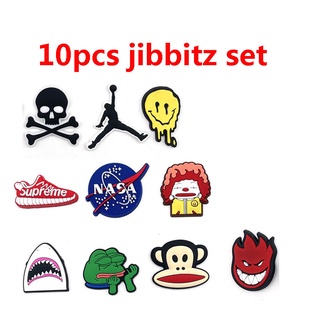 10 ชิ้น การ์ตูน เทรนด์ โลโก้ กบทหาร jibitz croc ชุดฉลาม Jibbits croc Pins เสน่ห์ ตัวตลก ลิง อุปกรณ์ตกแต่งรองเท้า สําหรับผู้ชาย