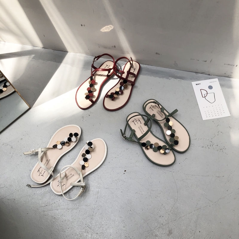 ภาพหน้าปกสินค้าCICIshoes รองเท้าแตะของผู้หญิงใหม่แววโลหะป่ารอบรองเท้าแบนเท้าคลิปพร้อมสต็อก จากร้าน km2twfi1_q บน Shopee