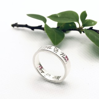 ภาพขนาดย่อของภาพหน้าปกสินค้าแหวนเงินแท้ 92.5% แหวนสลักชื่อเงินแท้ (หน้าเรียบ 4 mm อักษร รมสีดำ) Silver Jewelry แหวนคู่เงินแท้ แหวนคู่รัก ของขวัญ จากร้าน amazing.jewelry.th บน Shopee