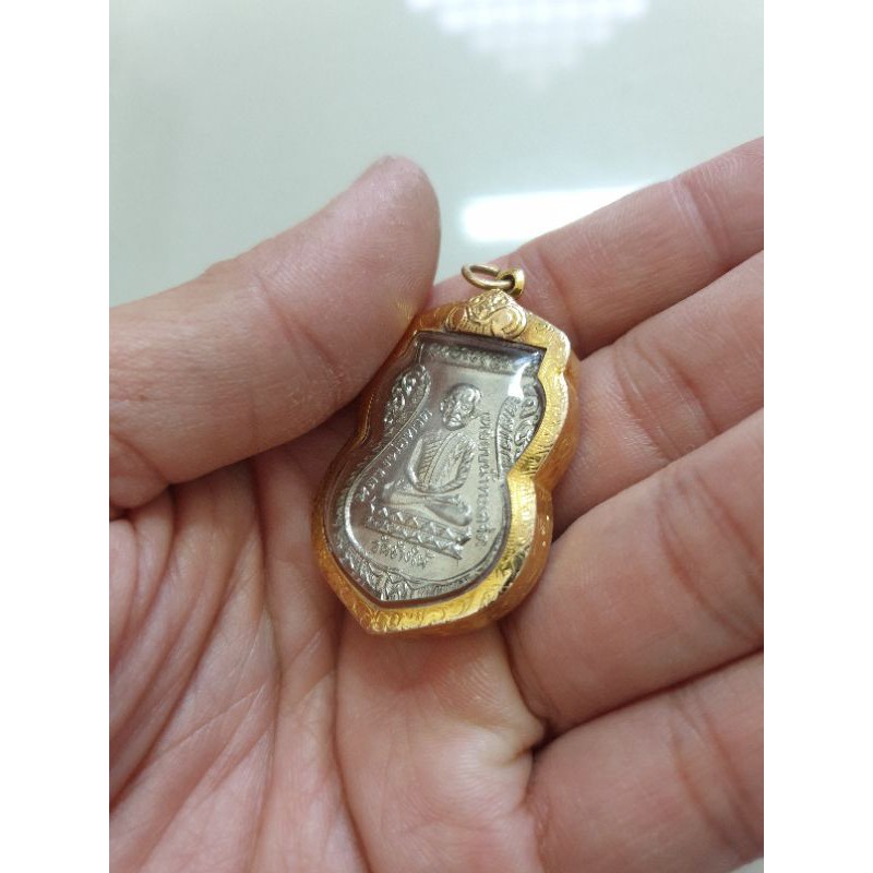 เหรียญเสมา-หลวงปู่ทวด-เลี่ยมทองคำแท้-รุ่นใต้ร่มเย็น-ปี-2526-รับประกันพระและทองคำแท้