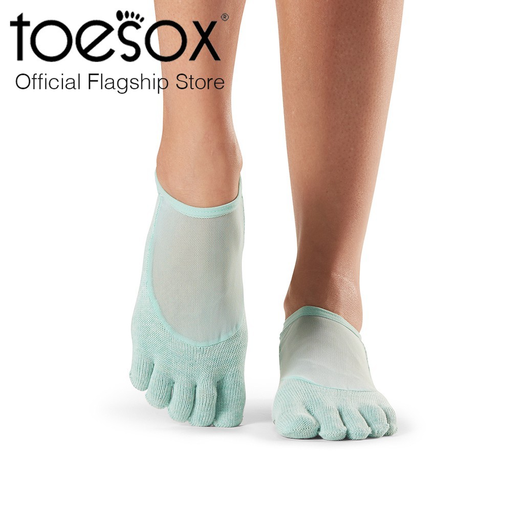 ภาพหน้าปกสินค้าToeSox โทซอคส์ ถุงเท้ากันลื่นแยกนิ้วผ้าตาข่าย รุ่น Luna ปิดนิ้วเท้า จากร้าน toesox_official บน Shopee