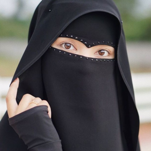 นกอินทรีเลื่อม-niqab