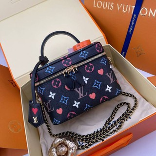 กระเป๋า​สะพาย​ข้าง​/กระเป​๋าเครื่องสำอางค์​ Louis  Vuitton