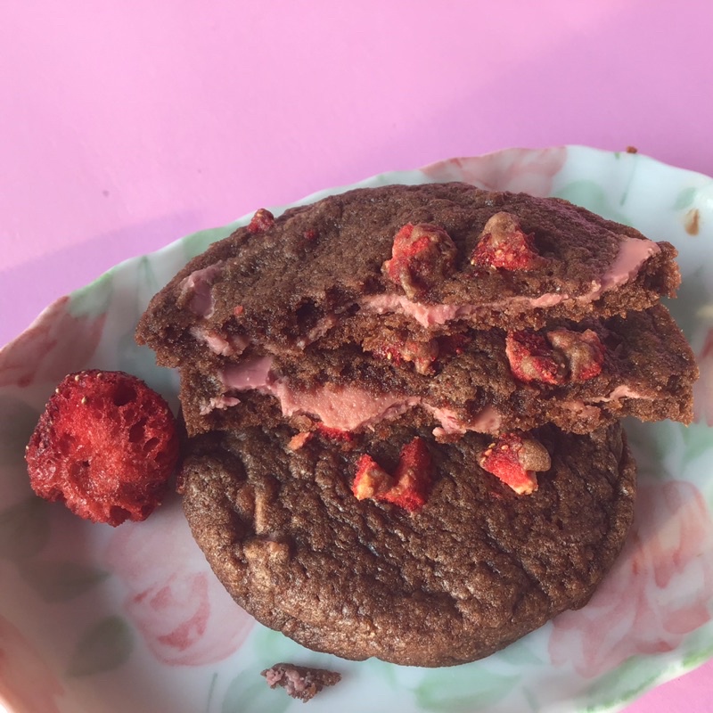 ruby-amp-choc-cookies-คุกกี้รสช๊อคโกแลตสอดไส้เบอรี่ช๊อคโรยหน้าด้วยสตอเบอรี่อบกรอบ