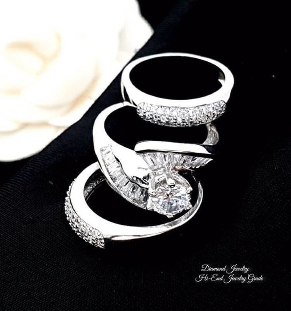 diamond-ring-แหวนเพชรงานเพชร-cz-แท้-ดีไซน์แหวนเซตมี-3-วง-ประดับด้วยเพชรเม็ดชูขนาด-1-กะรัต