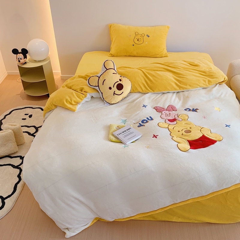 pre-order-ชุดเครื่องนอนผ้ากำมะหยี่ลาย-pooh-and-piglet-แถมตุ๊กตา-0942