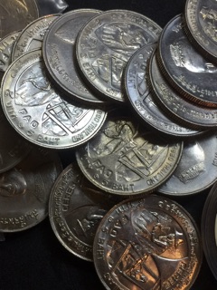 ภาพขนาดย่อของภาพหน้าปกสินค้าเหรียญที่ระลึก วาระ FAO ราชินี ม้วยผม ปี 2523 จากร้าน coinunc บน Shopee