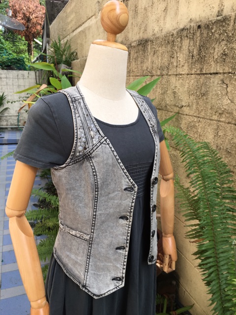 2sis1bro-แบรนด์แท้-mango-jeans-เสื้อกั๊กยีนส์-สีดำ-แต่งหมุอ-มือสอง-พร้อมส่ง-sz-m