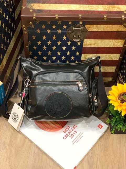 กระเป๋าสะพายkipling-รุ่นใหม่-ชนช้อป-งาน-premium-outlet-แท้100