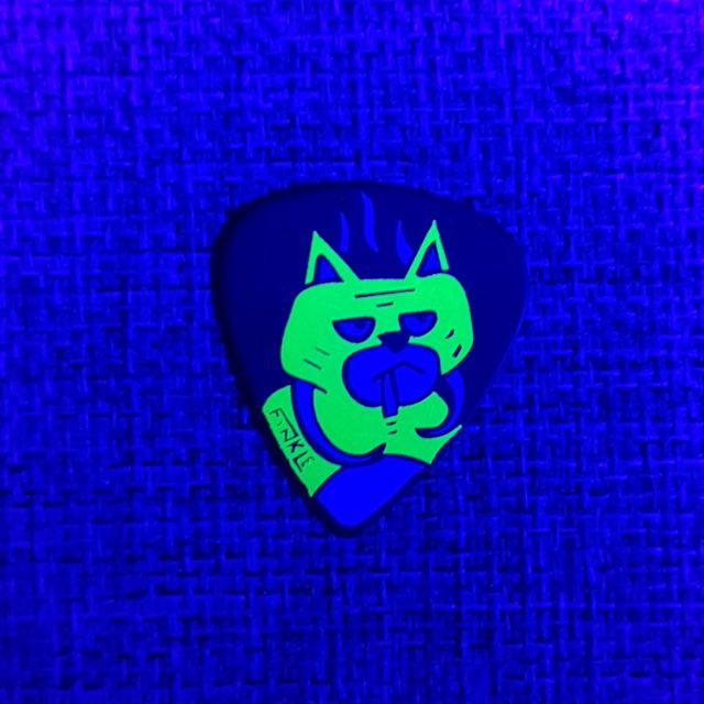 ภาพหน้าปกสินค้าปิ๊ก RockReady รุ่น Stoned Cat (แมวปุ๊น) (สะท้อนแสงblacklight) ปิ๊กกีต้าร์ จากร้าน yessguitar บน Shopee